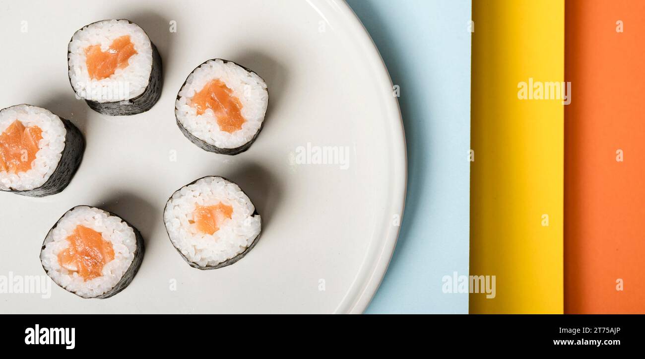 Piatto minimalista con sushi roll primo piano Foto Stock