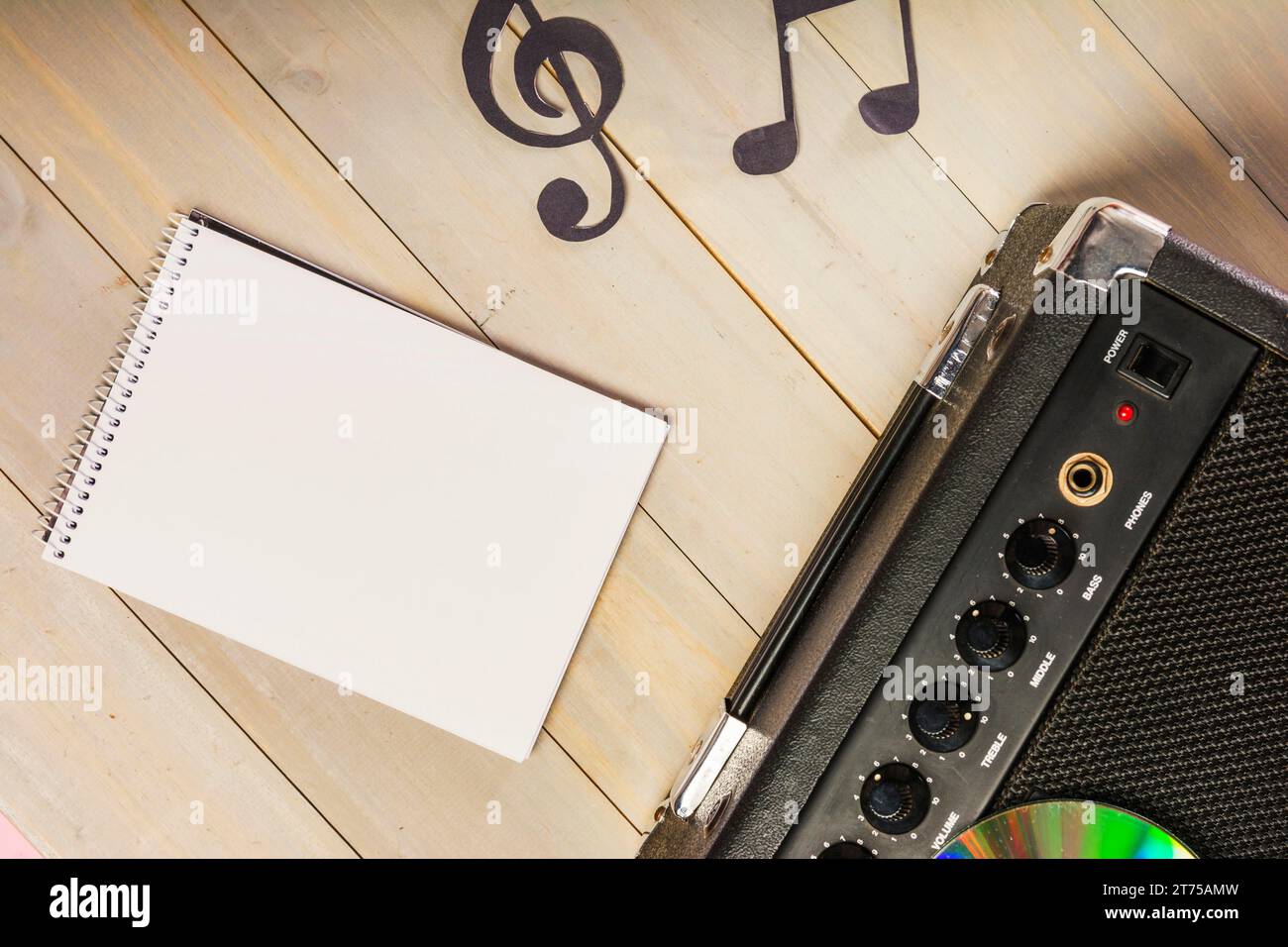 Blocco note a spirale con vista dall'alto, amplificatore per note musicali, scrivania in legno Foto Stock