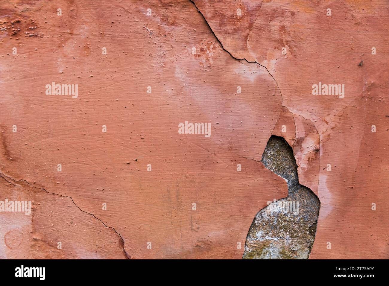 Distacco della vernice dalla superficie della parete in cemento Foto Stock