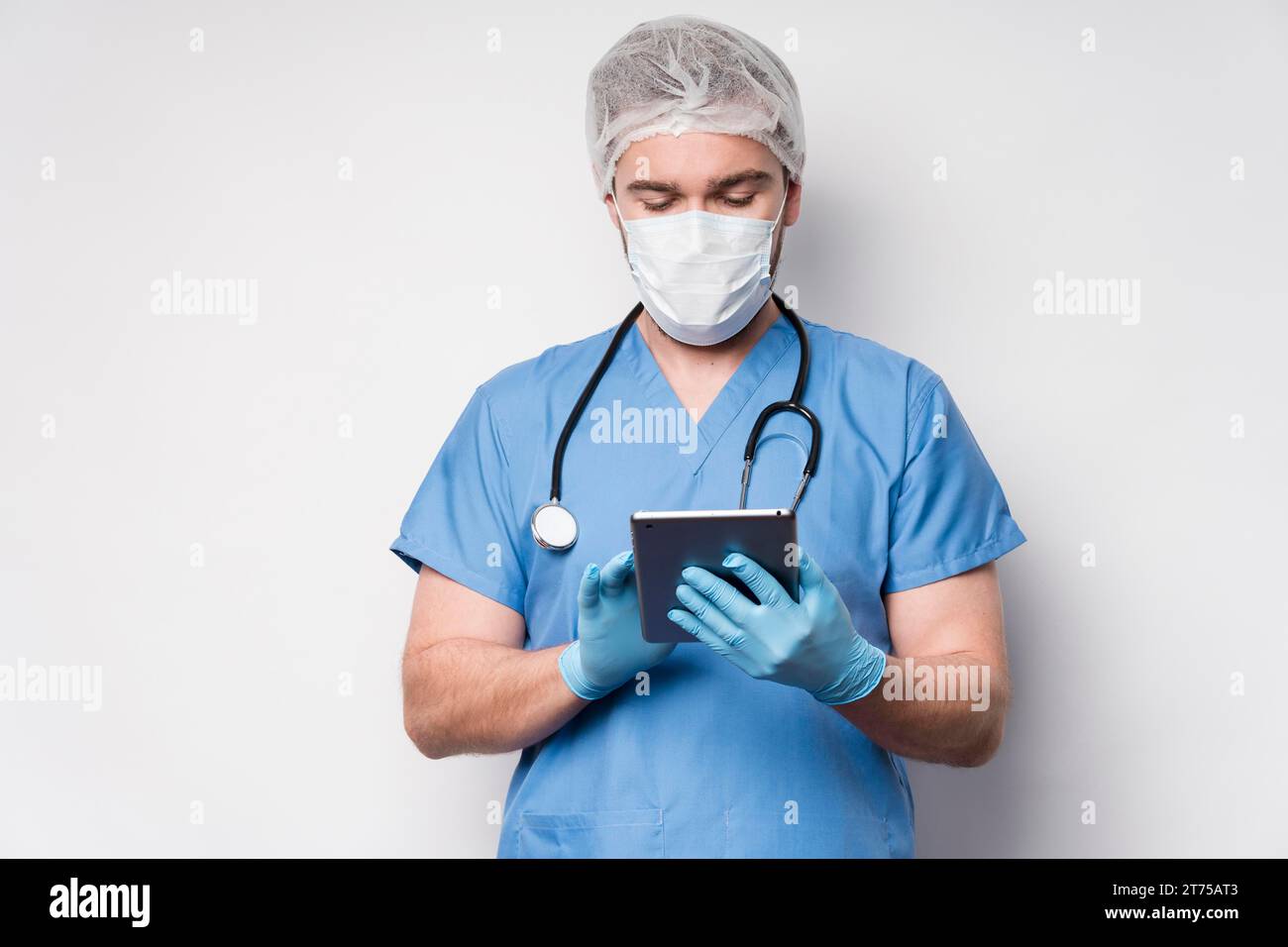 Tablet di navigazione infermiere verticale Foto Stock