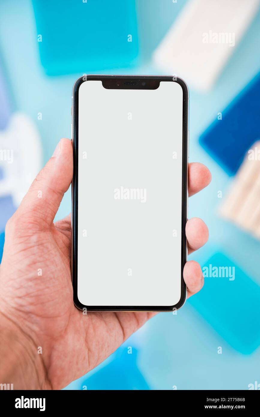 Modello per smartphone con sfondo prodotti per la pulizia Foto Stock