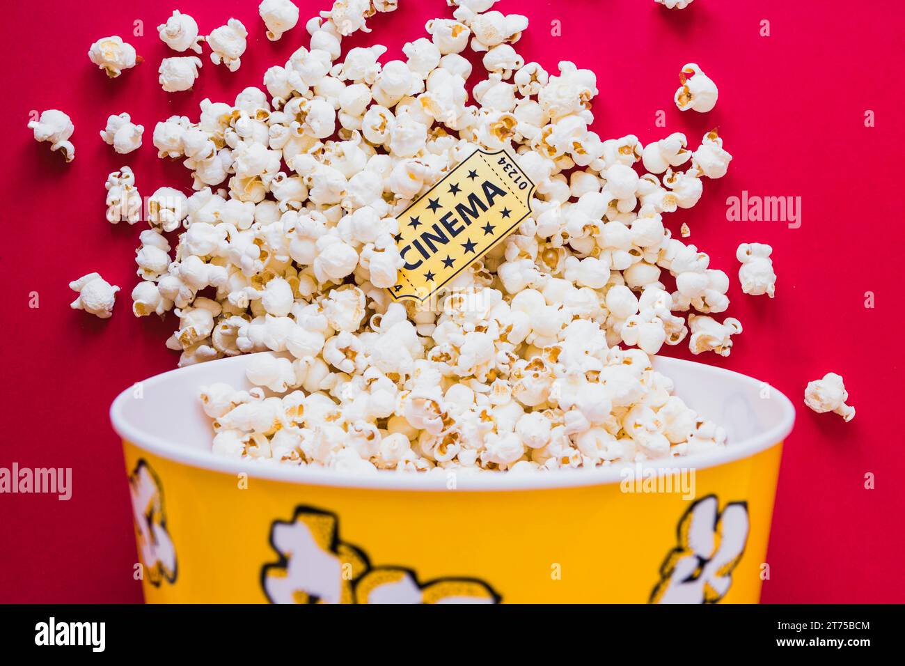 Gustosi popcorn con biglietto per il cinema Foto Stock