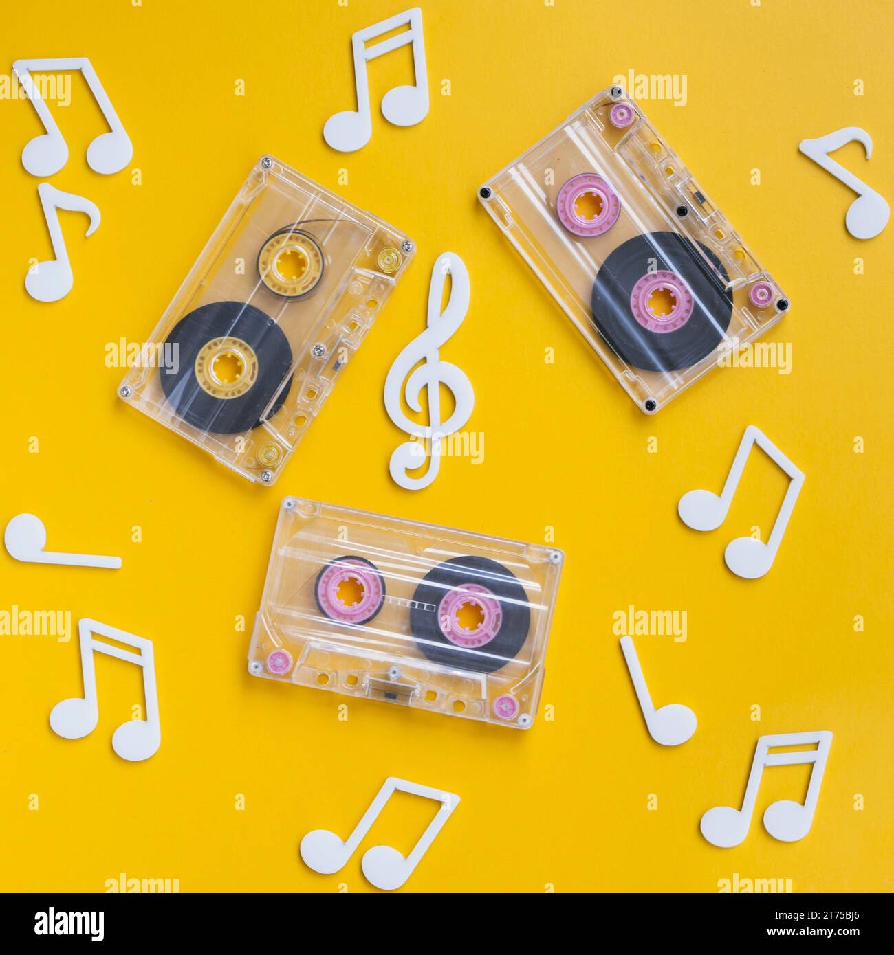 Collezione di cassette trasparenti con note musicali Foto Stock