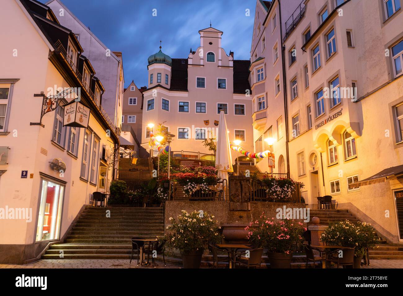 Scala all'aperto, aree all'aperto con posti a sedere per ristoranti, Blue Hour, Kempten, Allgaeu Alps, Baviera, Germania Foto Stock