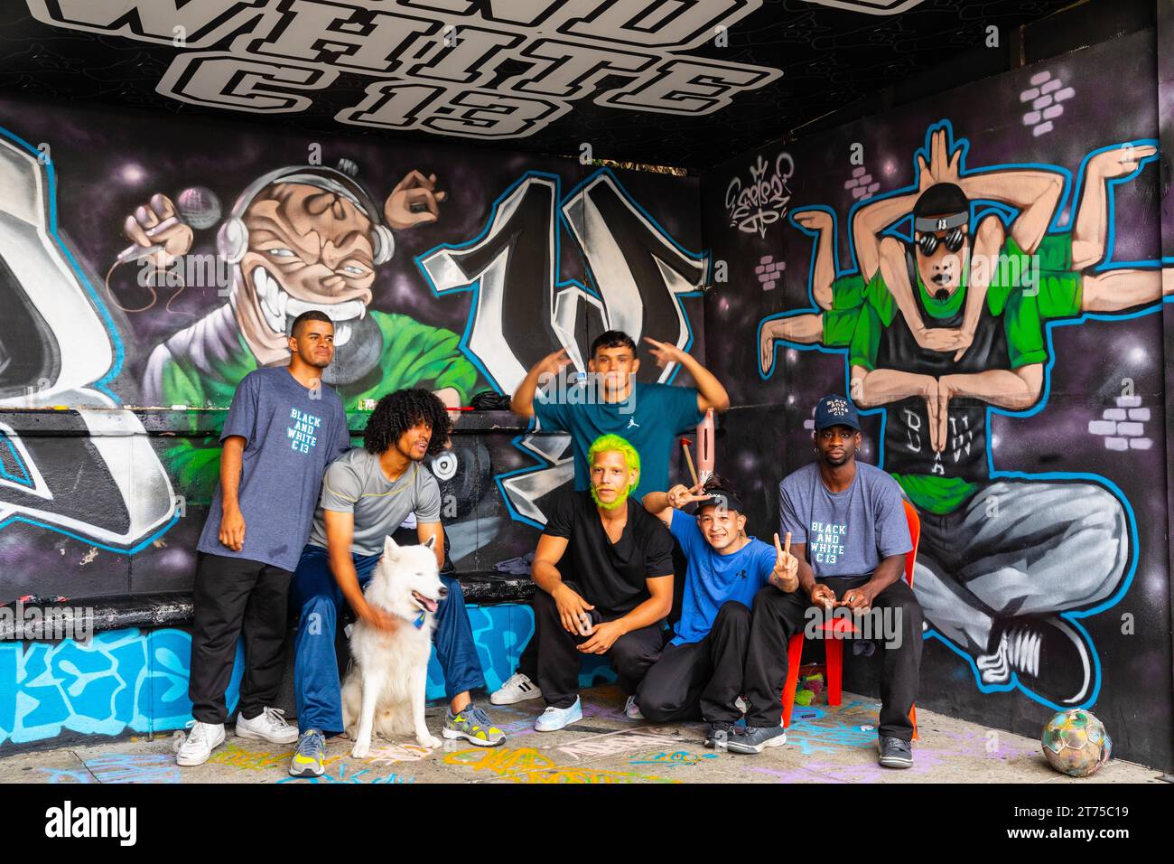 BlackandwhiteC13, gruppo di breakdancer di fronte ai graffiti sul muro di una casa, Comuna 13, Medellin, Colombia Foto Stock