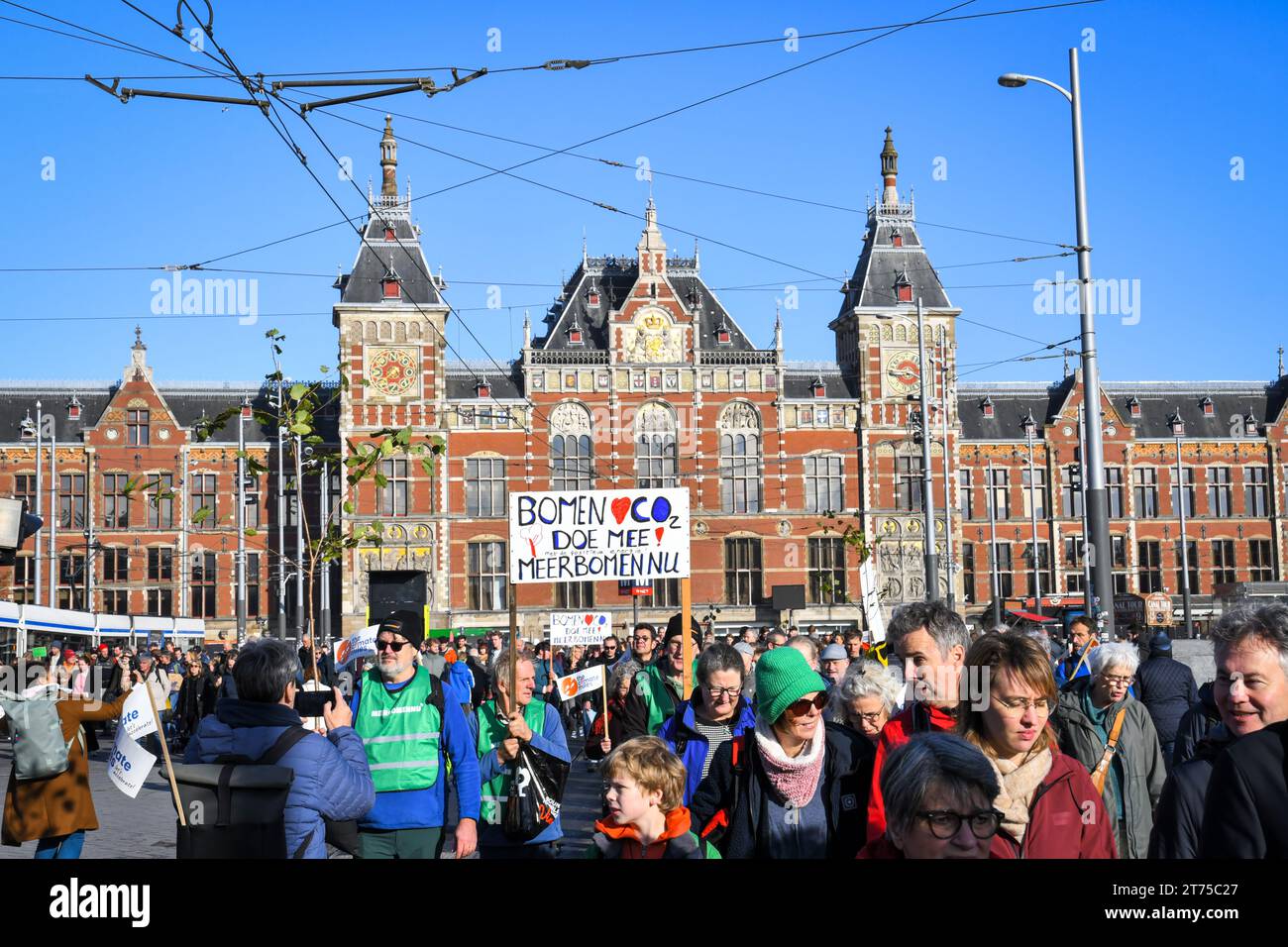 Amsterdam, Paesi Bassi. 12 novembre 2023. Più di 80,000 persone hanno marciato attraverso Amsterdam per protestare contro il cambiamento climatico e altre questioni.l'attivista svedese Greta Thunberg è stata una delle oratrici. Foto Stock