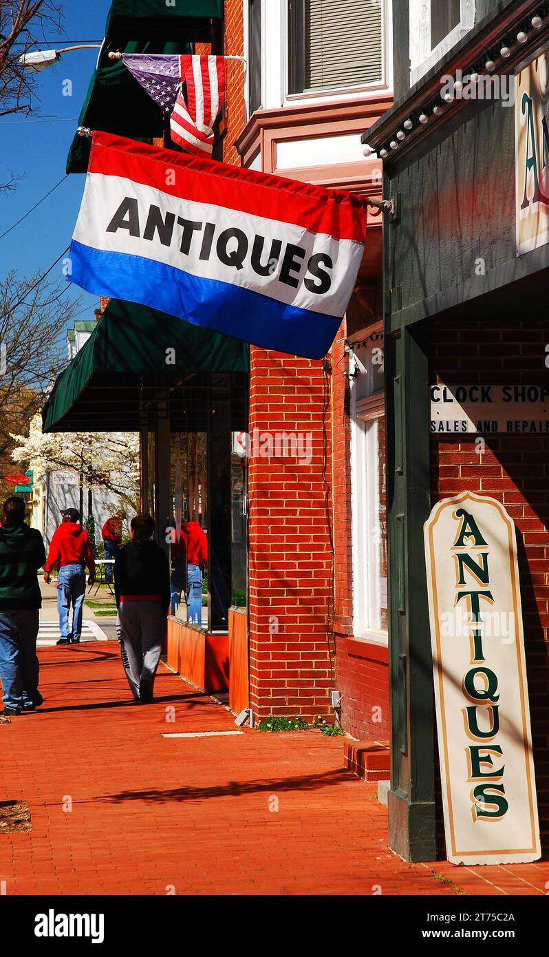 Un negozio di antiquariato, aperto per affari, nella città coloniale di Fredericksburg, Virginia Foto Stock