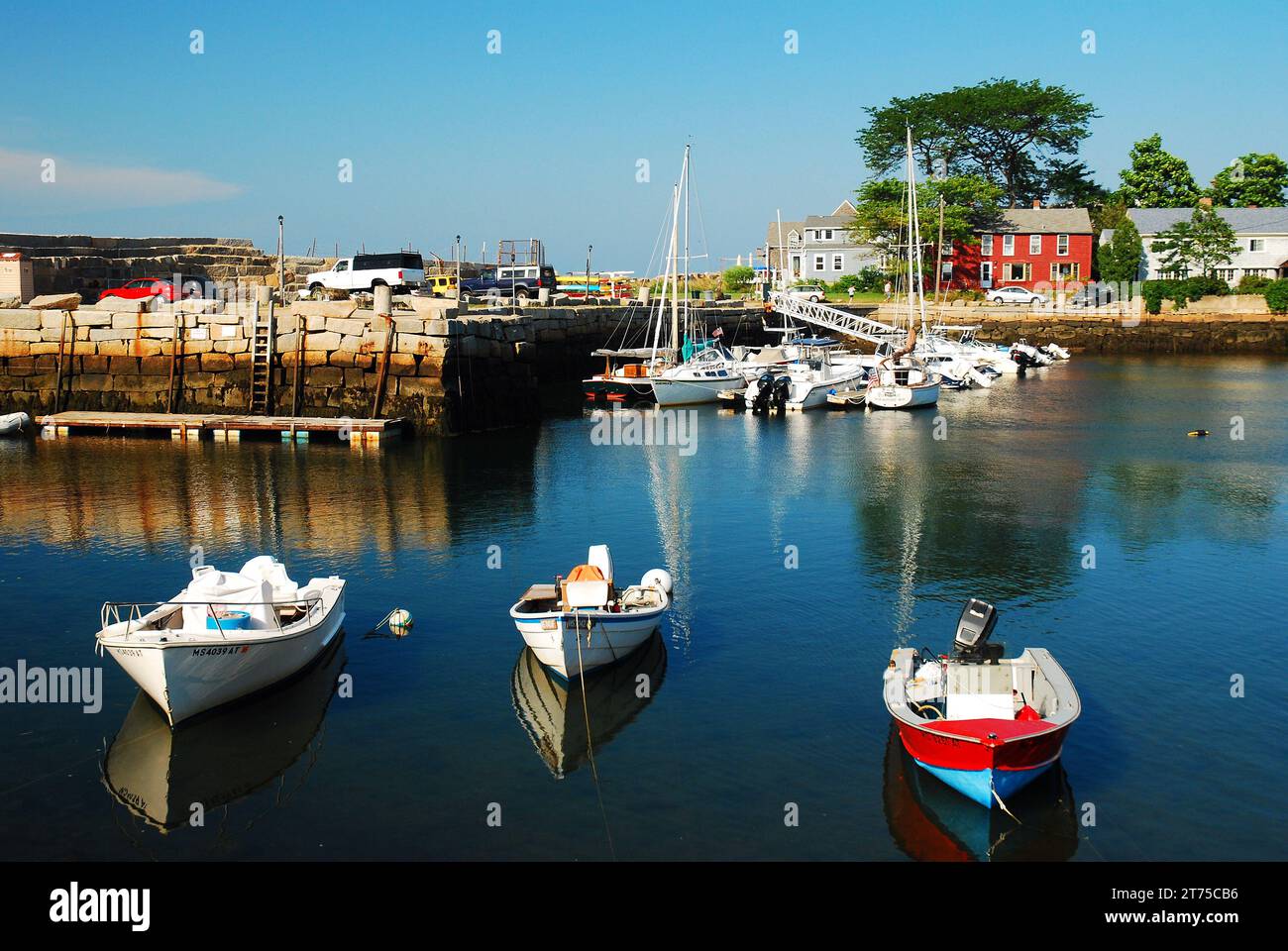 Tre piccole imbarcazioni con motori fuoribordo sono ormeggiate nella città portuale del New England di Rockport, a Cape Ann Foto Stock