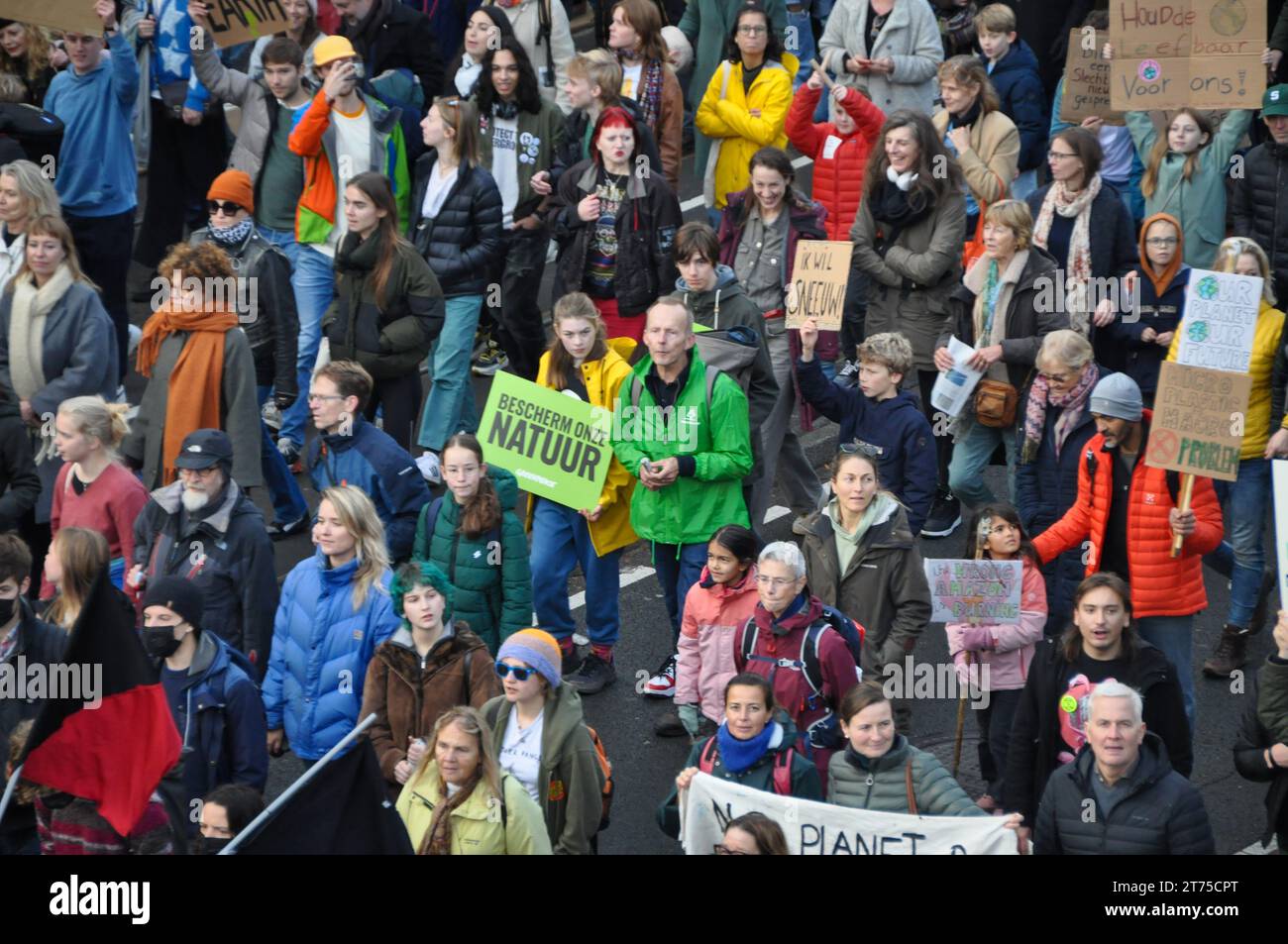 Amsterdam, Paesi Bassi. 12 novembre 2023. Più di 80,000 persone hanno marciato attraverso Amsterdam per protestare contro il cambiamento climatico e altre questioni.l'attivista svedese Greta Thunberg è stata una delle oratrici. Foto Stock