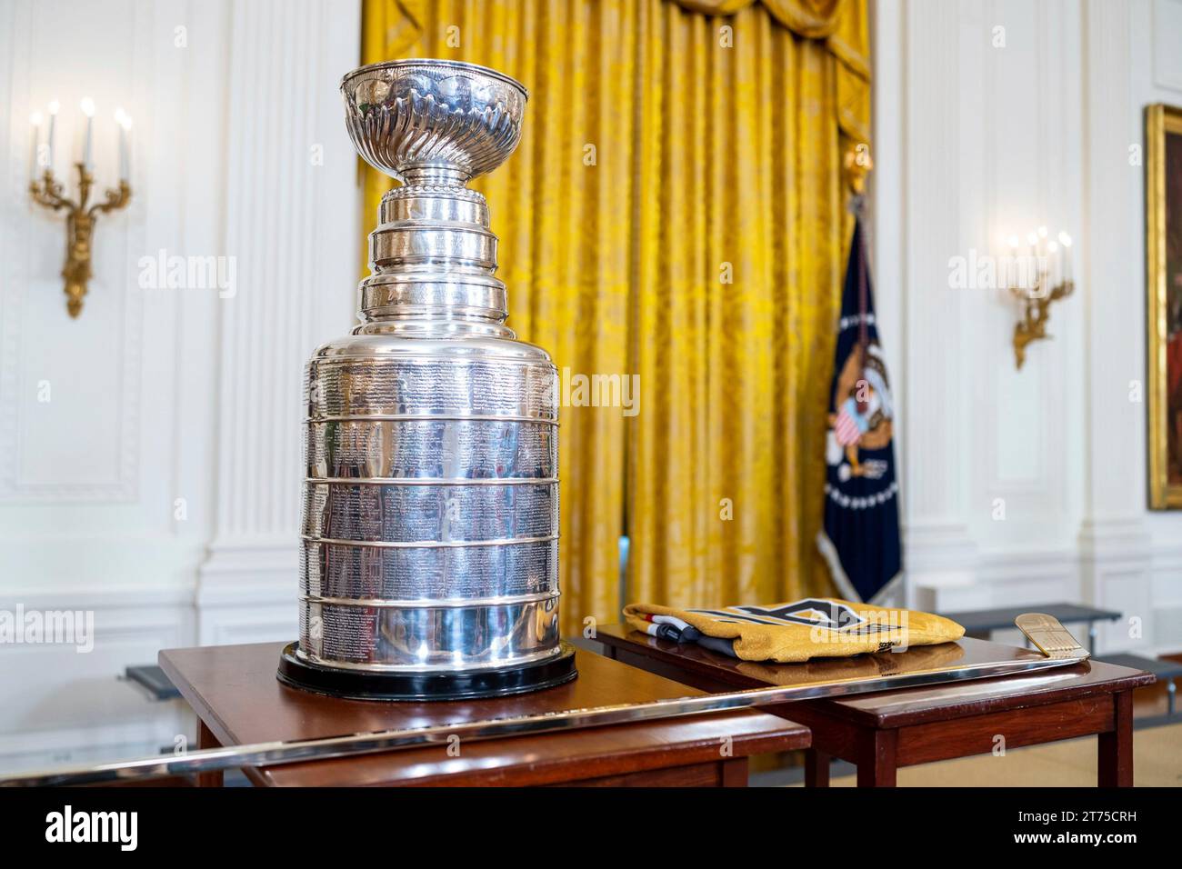 Washington, Stati Uniti. 13 novembre 2023. Il trofeo Stanley Cup e il bastone da hockey inciso presentati al presidente degli Stati Uniti Joe Biden durante un evento che celebra la vittoria della Stanley Cup 2023 nella sala da pranzo statale della Casa Bianca, il 13 novembre 2023 a Washington, DC Credit: Cameron Smith/White House Photo/Alamy Live News Foto Stock