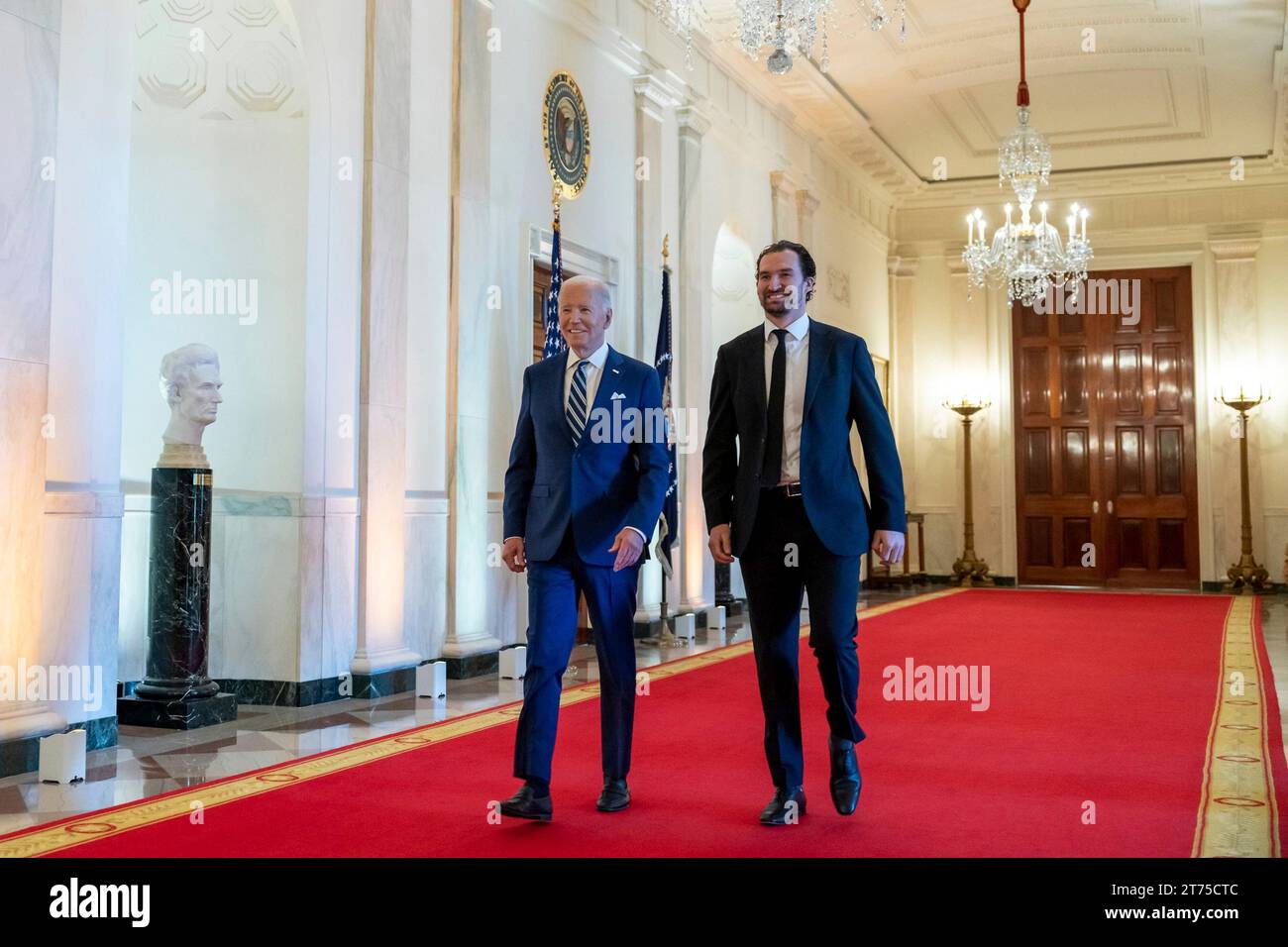 Washington, Stati Uniti. 13 novembre 2023. Il presidente degli Stati Uniti Joe Biden, Left, e il capitano del team dei Vegas Golden Knights Mark Stone camminano insieme lungo la Cross Hall per un evento che celebra la vittoria della Stanley Cup dei Vegas Golden Knights 2023 alla Casa Bianca, il 13 novembre 2023 a Washington, DC Credit: Adam Schultz/White House Photo/Alamy Live News Foto Stock