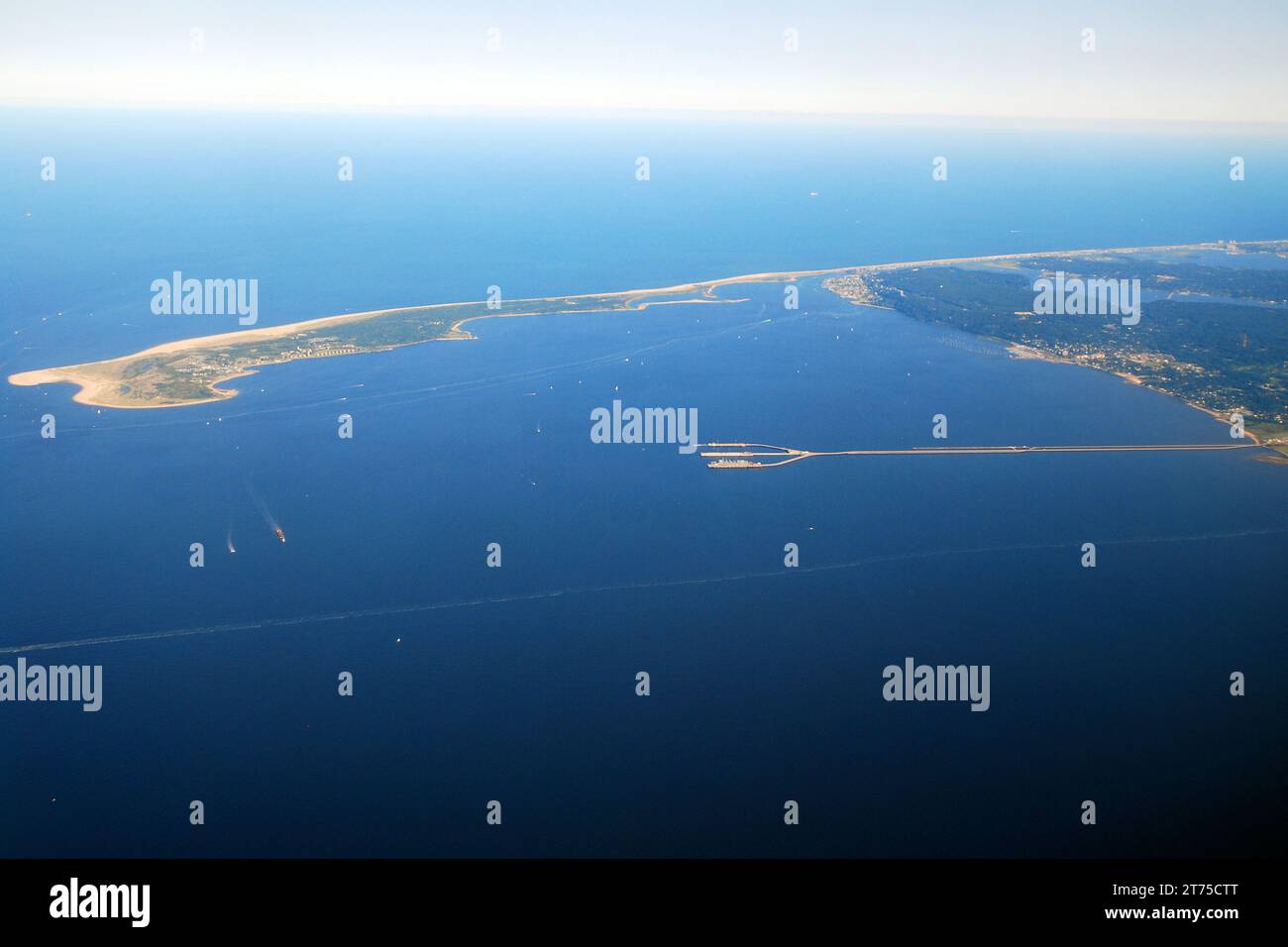 Una veduta aerea offre uno scorcio di Sandy Hook, la spiaggia, Raritan Bay Oceano Atlantico e la base navale Earle, nel New Jersey Foto Stock