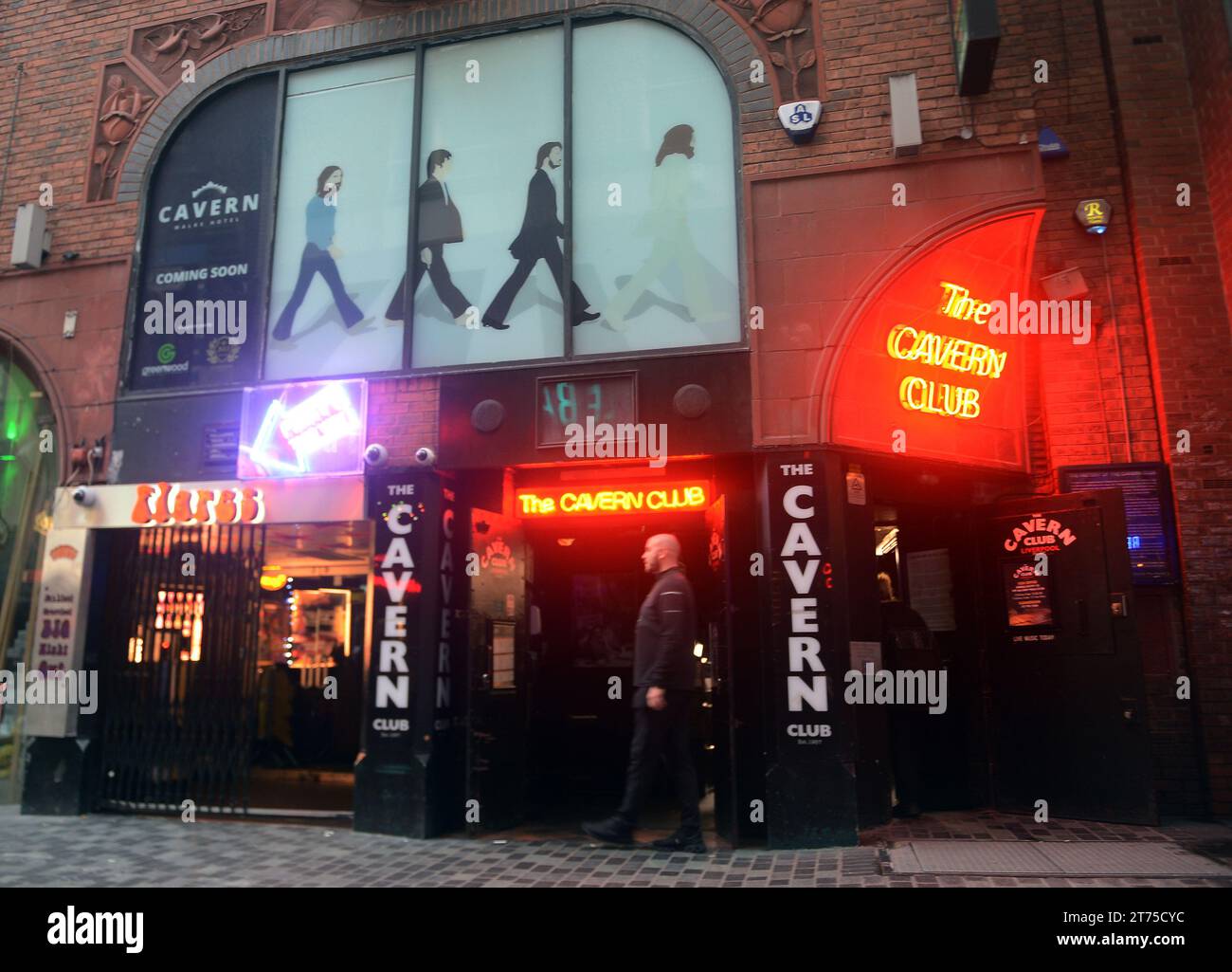 Liverpool, Inghilterra, Gran Bretagna. 1 ottobre 2023. 20231001: Vista dell'ingresso del Cavern Club in Mathew Street a Liverpool, Inghilterra. I Beatles si esibirono al Cavern Club tra il 1961 e il 1963. La sede musicale originale chiuse nel maggio 1973, ma riaprì a metà degli anni '1980, dopo una ristrutturazione restaurò il club nella maggior parte del suo sito precedente. Dopo un arresto di nuovo nel 1989, i nuovi proprietari presero possesso della posizione storica e riaprirono l'attuale club nel 1991. (Immagine di credito: © Chuck Myers/ZUMA Press Wire) SOLO USO EDITORIALE! Non per USO commerciale! Foto Stock