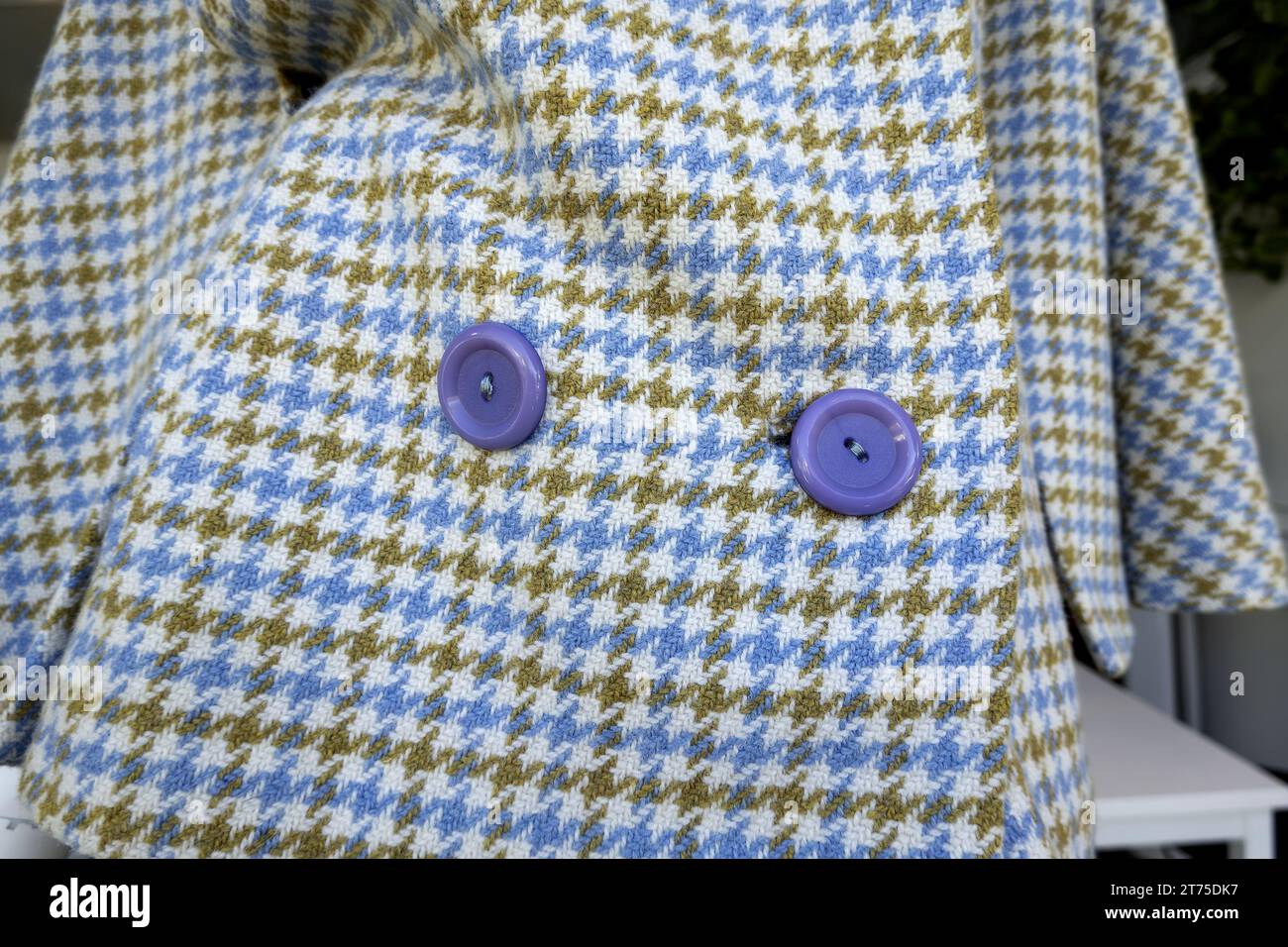Bottoni lilla su una giacca donna Foto Stock