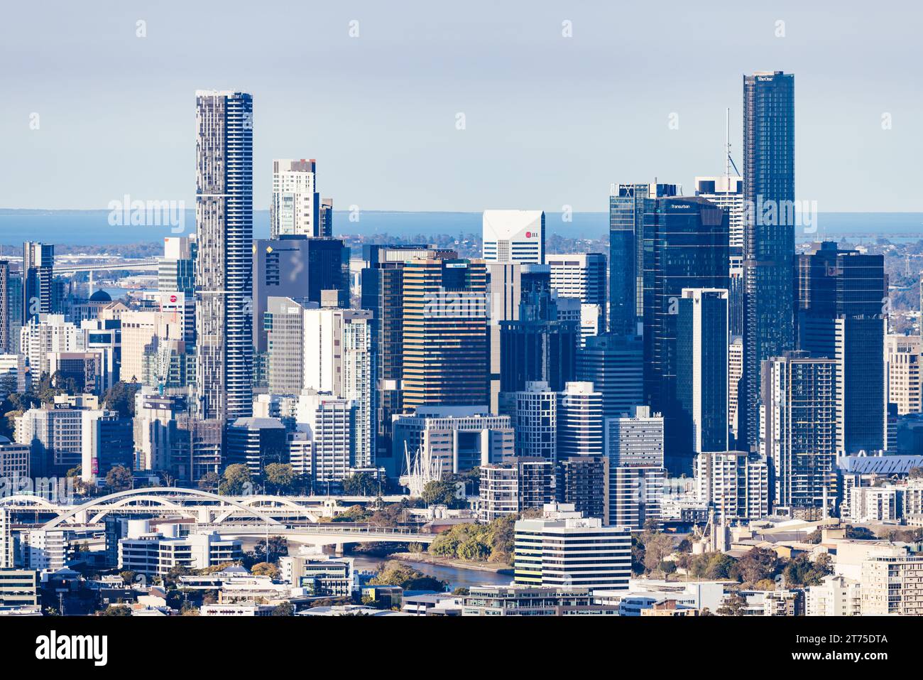 BRISBANE, AUSTRALIA - 30 LUGLIO 2023: Skyline di Brisbane dal belvedere Mount Coot-Tha e piattaforma di osservazione al tramonto a Brisbane, Queensland, Australia. Foto Stock