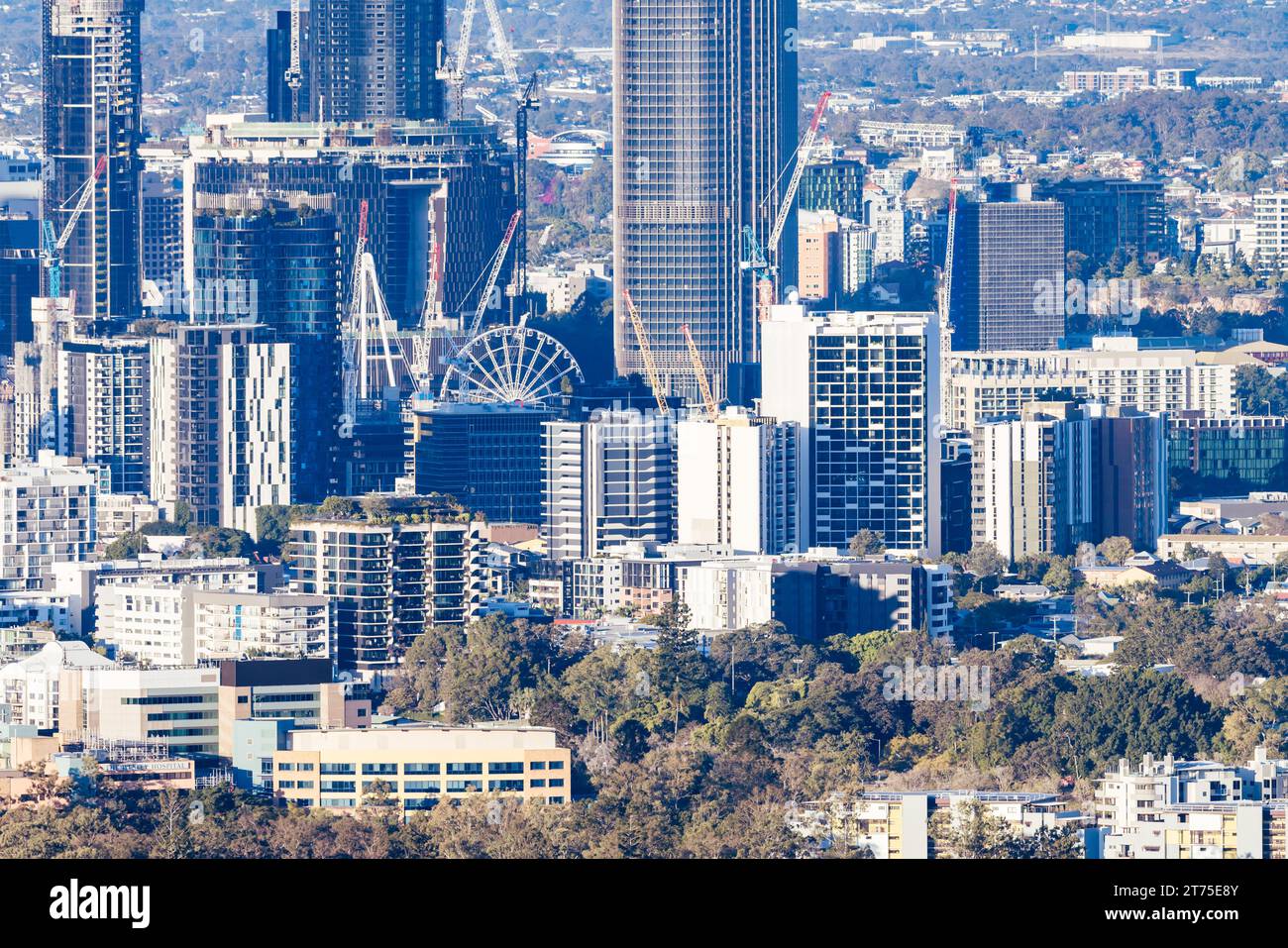 BRISBANE, AUSTRALIA - 30 LUGLIO 2023: Skyline di Brisbane dal belvedere Mount Coot-Tha e piattaforma di osservazione al tramonto a Brisbane, Queensland, Australia. Foto Stock