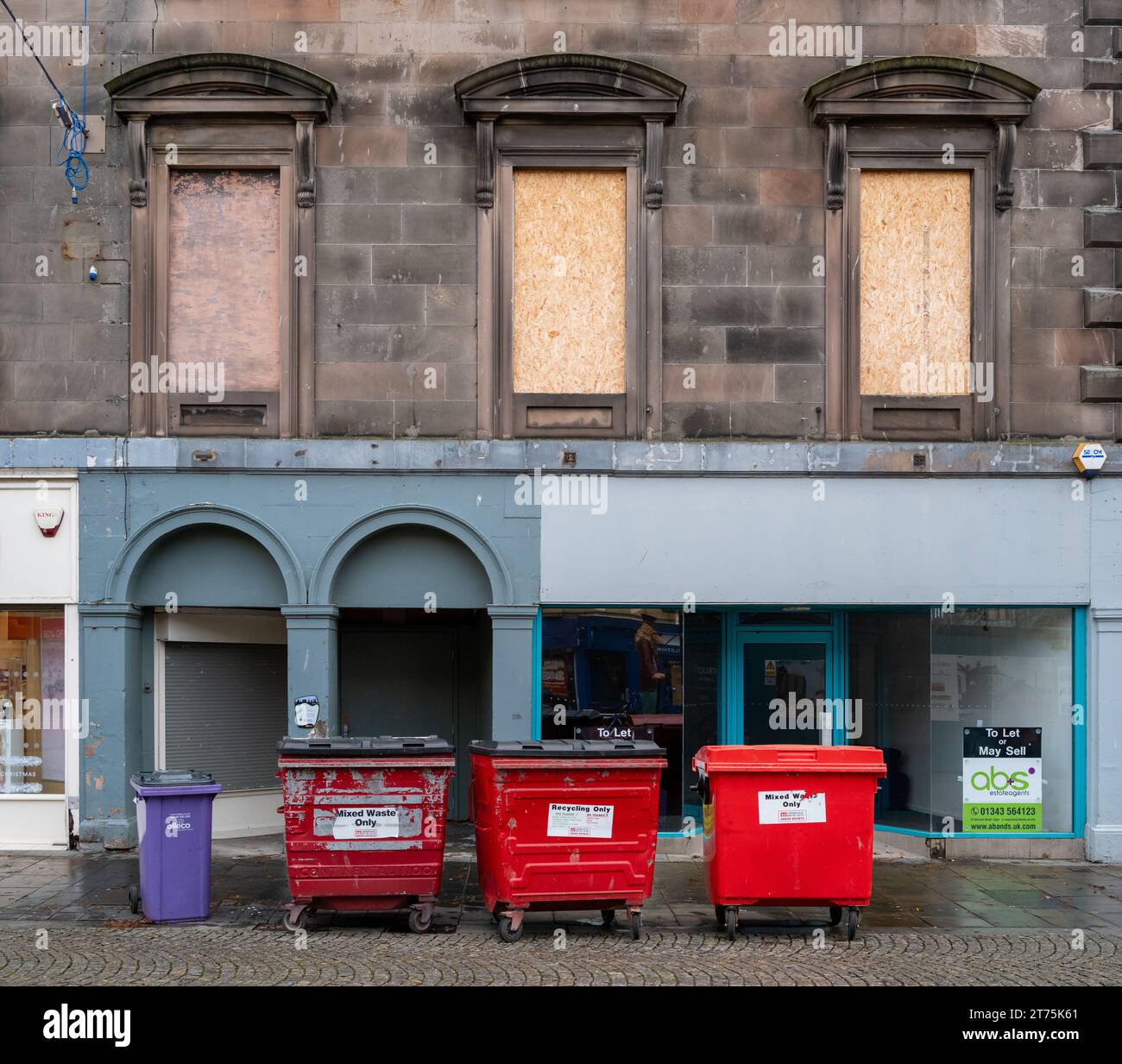 Novembre 2023. Newmarket Close Entrance, High Street, Elgin, Moray, Scozia. Questo e' l'ingresso imbarcato, il negozio vuoto e i locali vacanti imbarcati in H Foto Stock