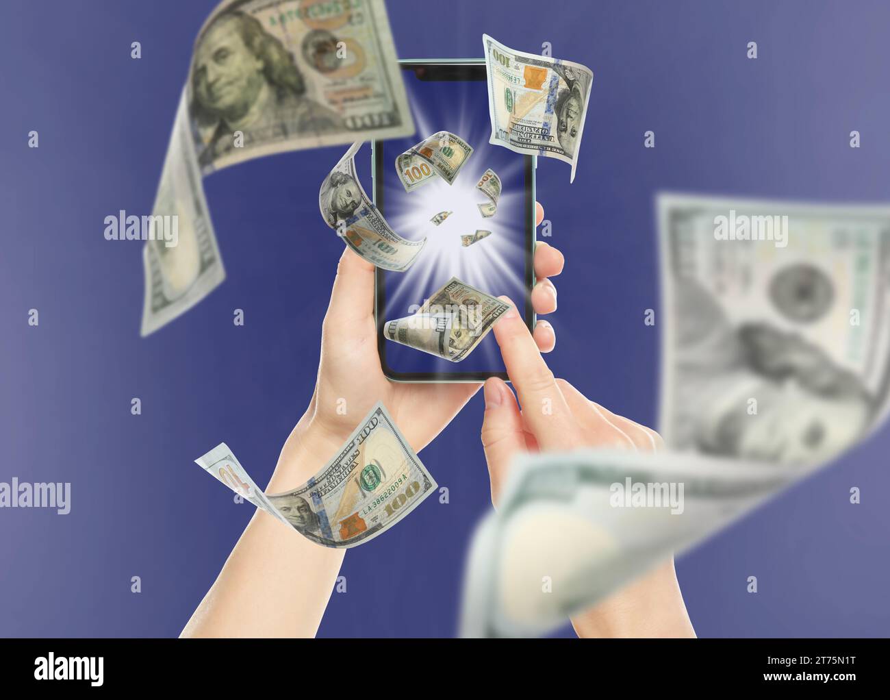 Portafoglio online. Donna che usa il cellulare su sfondo blu, primo piano. Banconote in dollari che volano dallo schermo del dispositivo Foto Stock