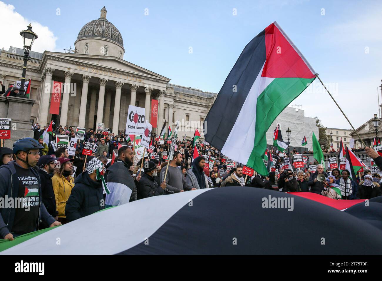 Londra, Regno Unito. 4 novembre 2023. I manifestanti detengono una grande bandiera palestinese durante una manifestazione pro-palestinese che chiede un immediato cessate il fuoco, a Trafalgar Square nel centro di Londra. Credito: SOPA Images Limited/Alamy Live News Foto Stock