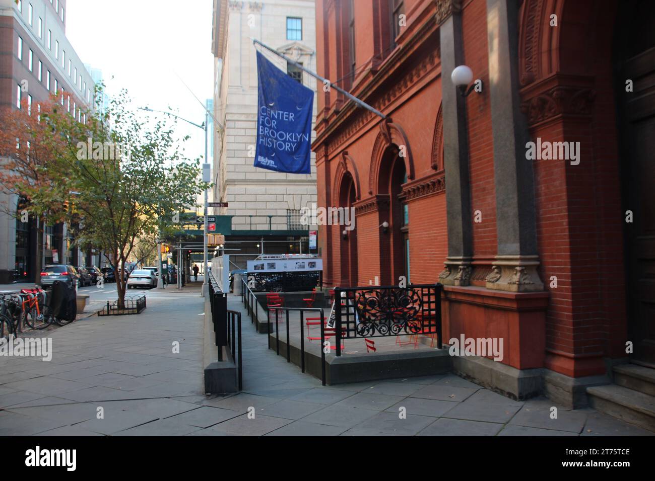 New York, USA. 13 novembre 2023. Il "Center for Brooklyn History (CBH)" si trova in Pierrepont Street, nel quartiere di New York di Brooklyn. Il museo racconta la storia di Brooklyn. Crediti: Christina Horsten/dpa/Alamy Live News Foto Stock