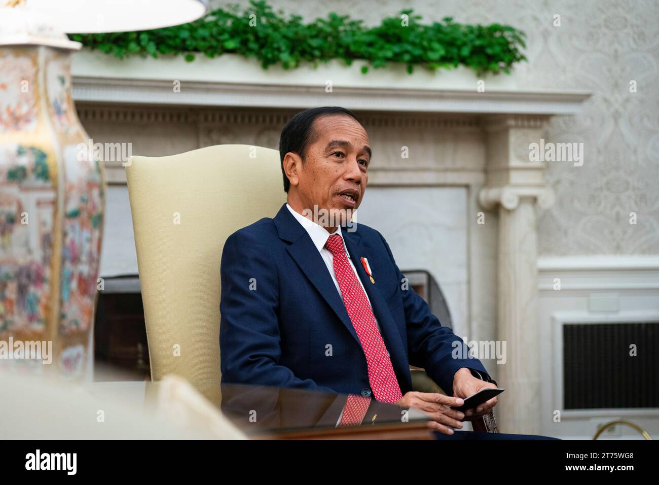 Il presidente indonesiano Joao Widodo, interviene durante un incontro con il presidente degli Stati Uniti Joe Biden, presso l'Ufficio ovale della Casa Bianca a Washington DC, negli Stati Uniti, lunedì 13 novembre, 2023. uno stretto alleato del presidente Joko Widodo è pronto a guidare l'esercito indonesiano, alimentando ulteriori preoccupazioni su quelle che sono viste come le mosse del leader per garantire la sua dinastia politica. Credito: Al Drago/Pool tramite CNP Foto Stock