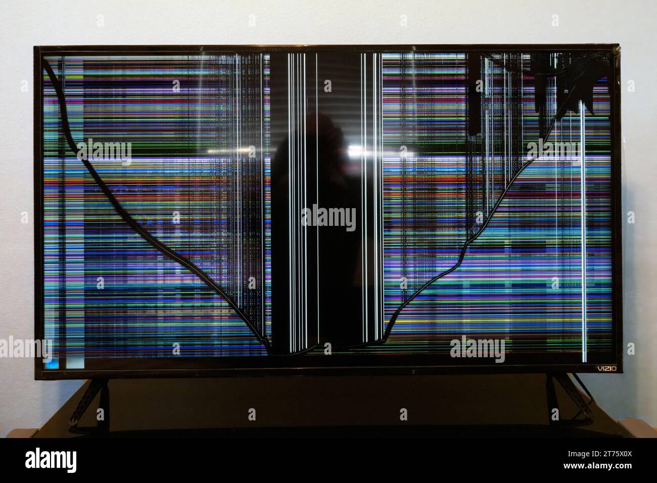 Vetro incrinato dello schermo del televisore LCD rotto Foto Stock