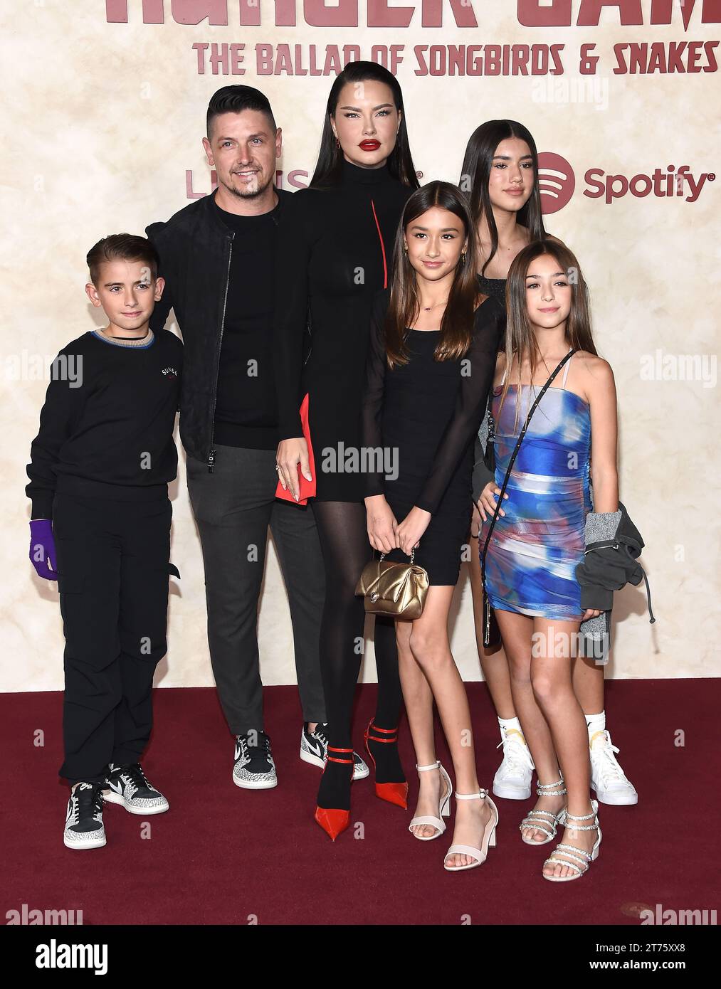 Hollywood, USA. 13 novembre 2023. Adriana Lima, Andre Lemmers, Valentina Jaric, Sienna Jaric, Cyan Lemmers arrivano alla premiere "The Hunger Games: The Ballad of Songbirds & Snakes" tenutasi al TCL Chinese Theatre il 13 novembre 2023 a Hollywood, California. © Lisa OConnor/AFF-USA.com credito: AFF/Alamy Live News Foto Stock