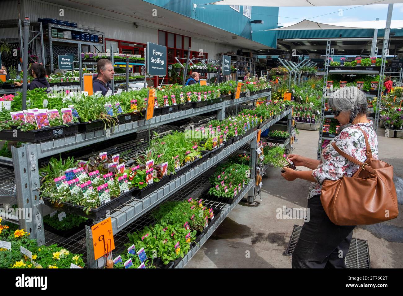 Donna di mezza età che acquista piante in un centro giardino Bunnings in Australia Foto Stock