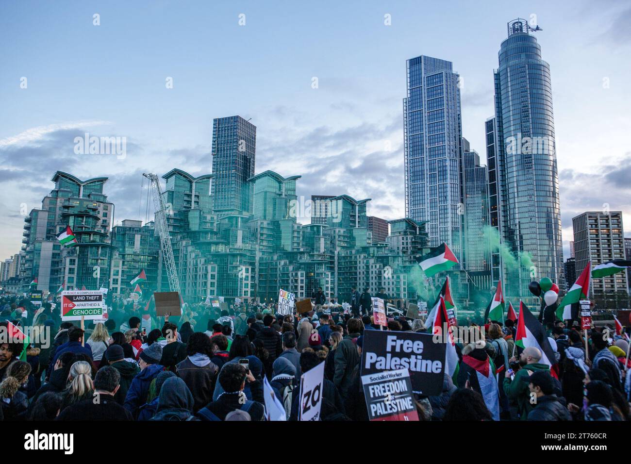 LONDRA/REGNO UNITO 11 NOVEMBRE 2023. Oltre 400.000 persone si unirono alla marcia pro-Palestina nel centro di Londra, che cadde lo stesso giorno delle celebrazioni annuali dell'Armistizio. Aubrey Fagon Foto Stock