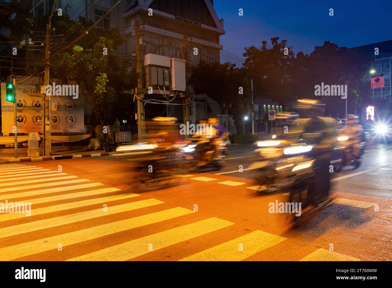 BANGKOK, THAILANDIA, ottobre 28 2023, conducenti indisciplinati guidano su un passaggio pedonale dove il semaforo è verde per i pedoni Foto Stock