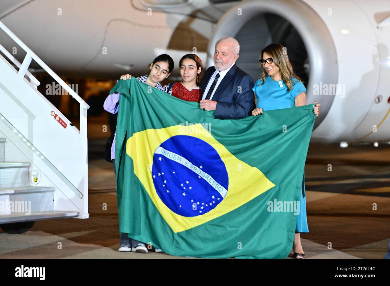 Brasilia, Brasile. 13 novembre 2023. Brasília, DF - 13.11.2023: LULA RECEBE BRASILEIROS REPATRIADOS GAZA - foto, il presidente Lula saluta Shahed al Banna. Questo martedì (13) il presidente Lula riceve i brasiliani rimpatriati dalla striscia di Gaza in Palestina. (Foto: Ton Molina/Fotoarena) crediti: Foto Arena LTDA/Alamy Live News Foto Stock