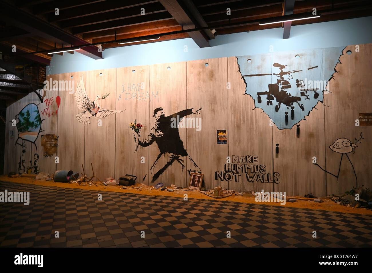 All'interno del Banksy Museum - The World of Banksy - Bruxelles, Belgio - 25 ottobre 2023 Foto Stock