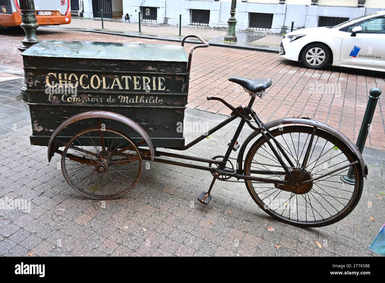 Old Belgian Chocolaterie delivery triciclo – Bruxelles Belgio – 25 ottobre 2023 Foto Stock