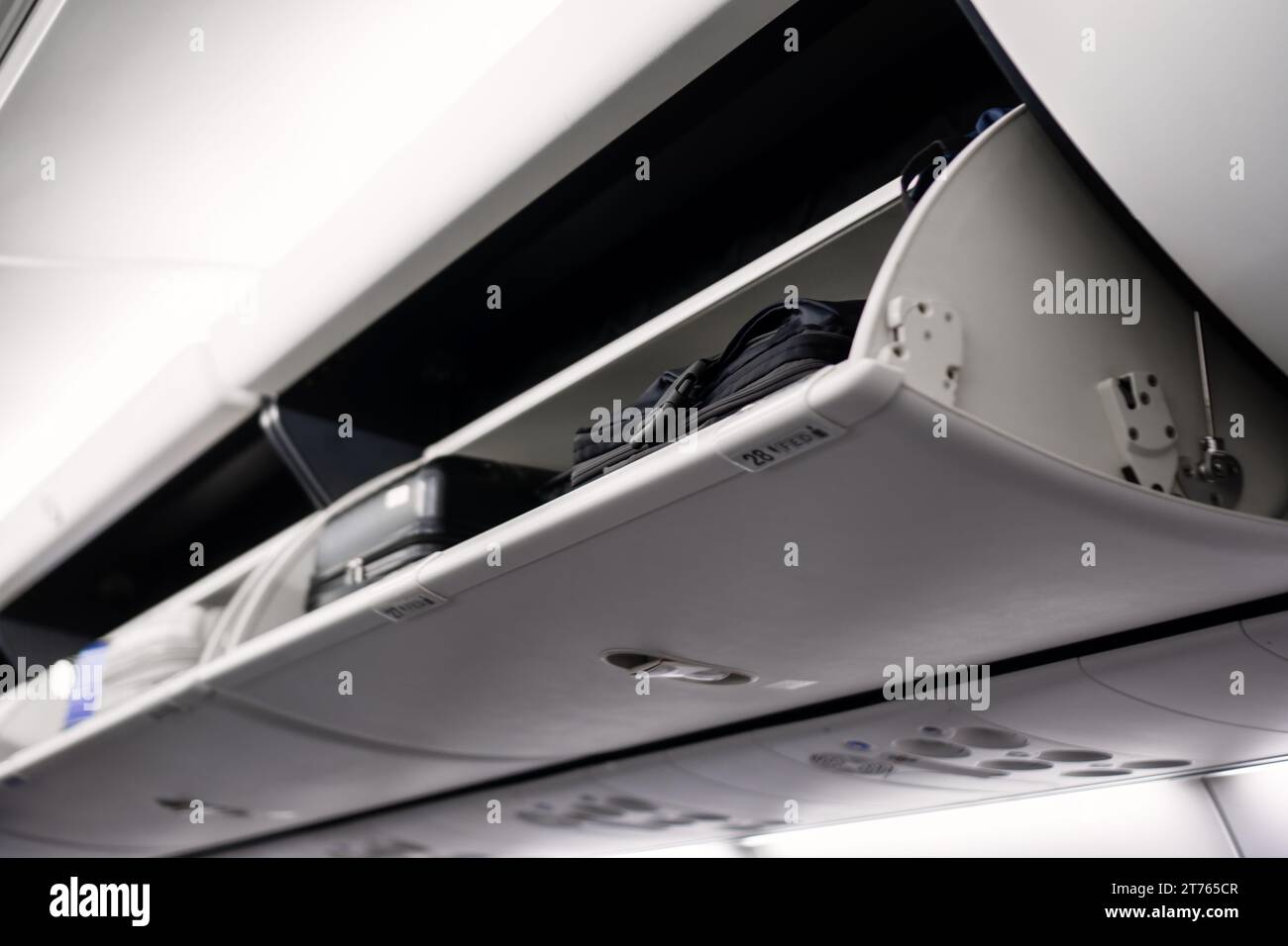 Deposito bagagli a soffitto per l'aereo Foto Stock