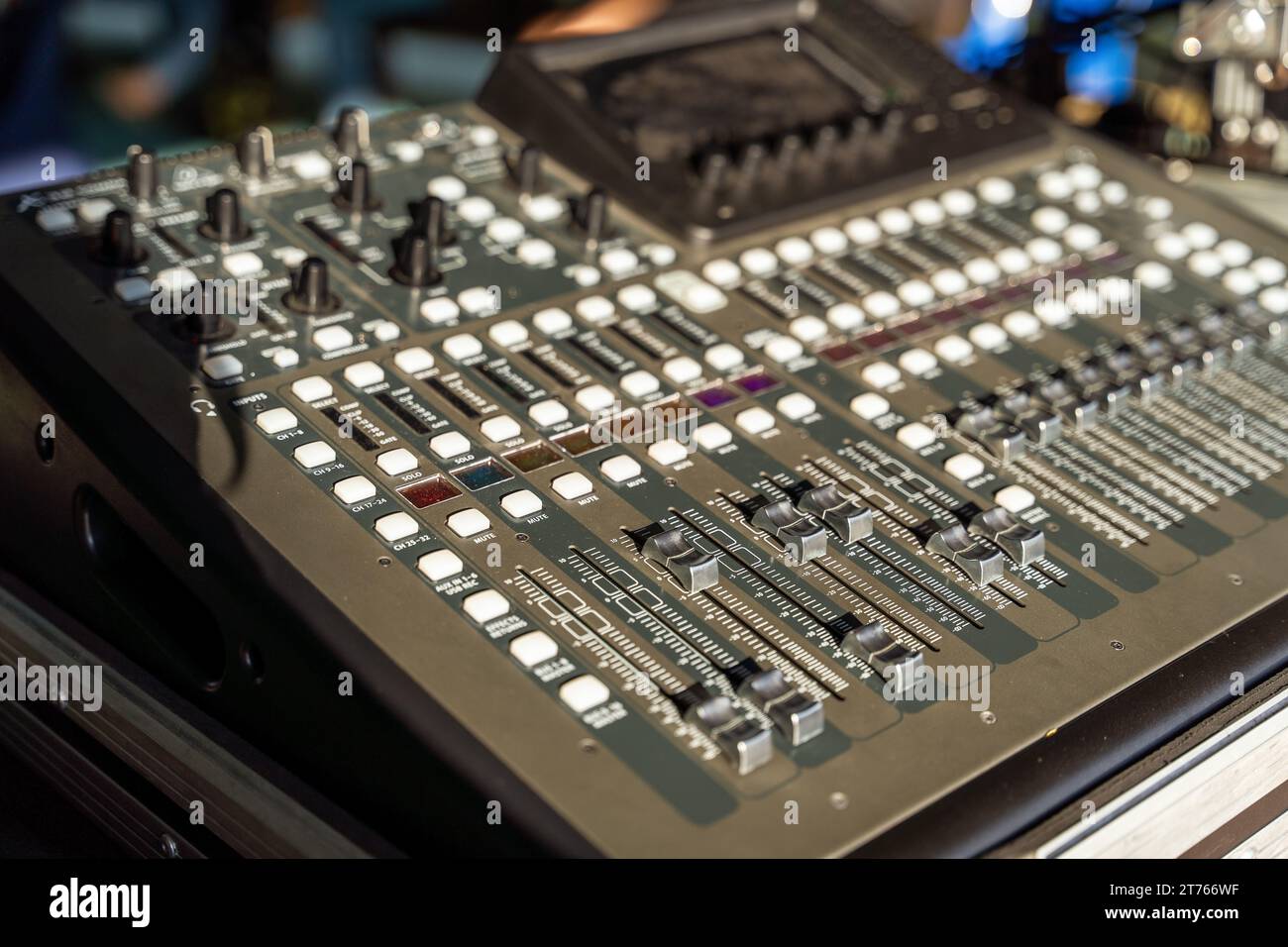 Console di mixaggio audio professionale in Studio Foto Stock