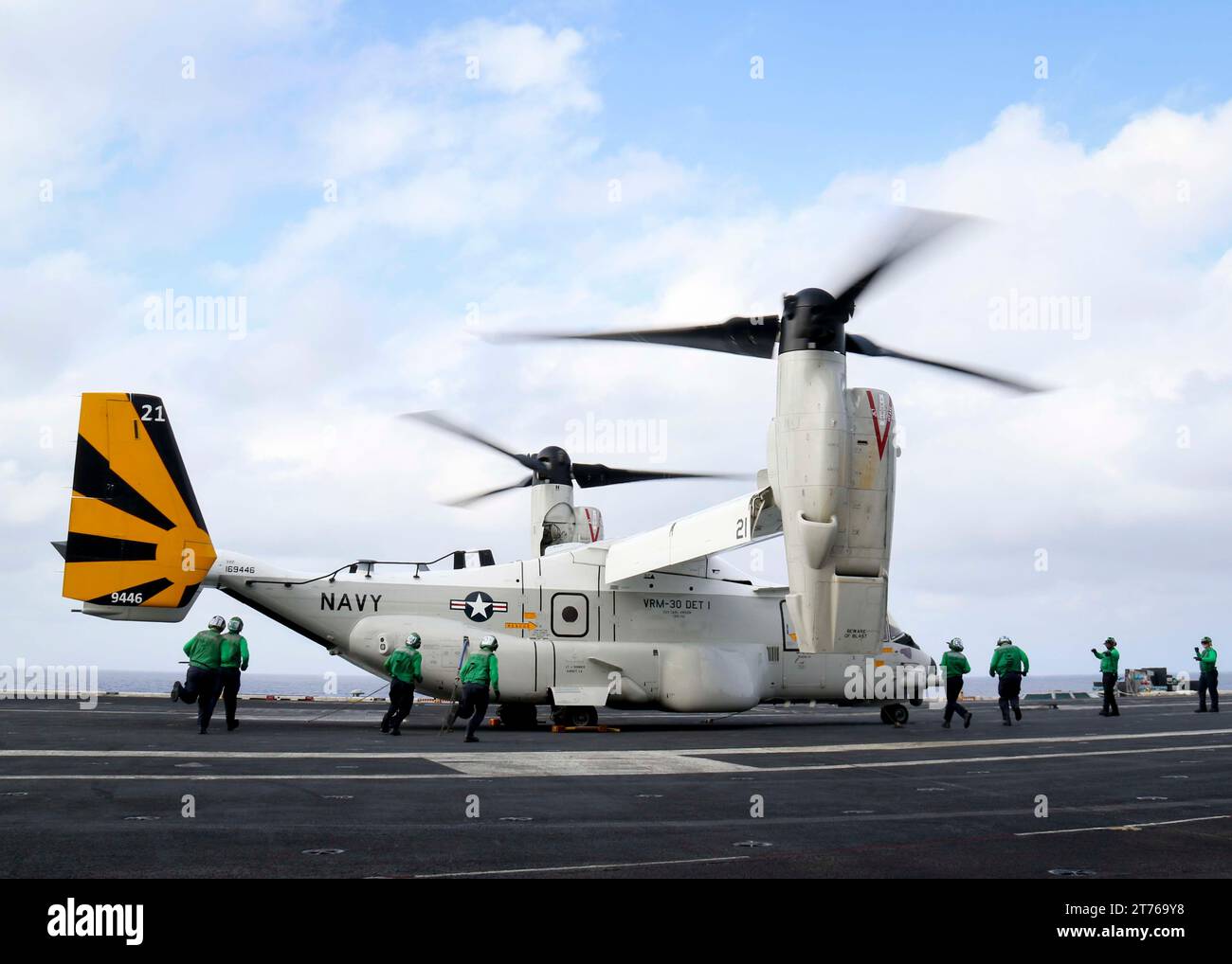 231108-N-TD381-1108 OCEANO PACIFICO (8 novembre 2023) i marinai sganciano e disincatenano un CMV-22B Osprey, assegnato ai “Titans” del Fleet Logistics Multi-Mission Squadron (VRM) 30, sul ponte di volo a bordo della portaerei classe Nimitz USS Carl Vinson (CVN 70) durante Multi-Large Deck Event (MLDE). MLDE con il Carl Vinson Carrier Strike Group, il Ronald Reagan Carrier Strike Group e la Japan Maritime Self-Defense Force è progettato per migliorare la prontezza combinata tra la Japanese Maritime Self-Defense Force (JMSDF) e la U.S. Navy, dimostrando contemporaneamente il nostro impegno nei confronti dei nostri partner e a. Foto Stock