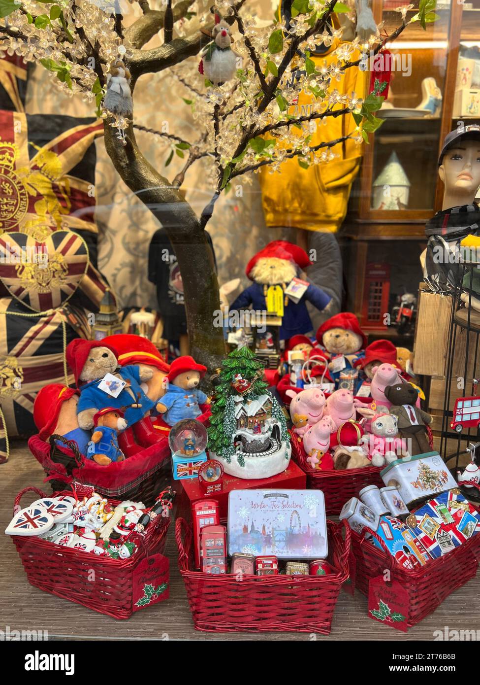 Una vetrina in un negozio espone decorazioni natalizie e regali a York Foto Stock