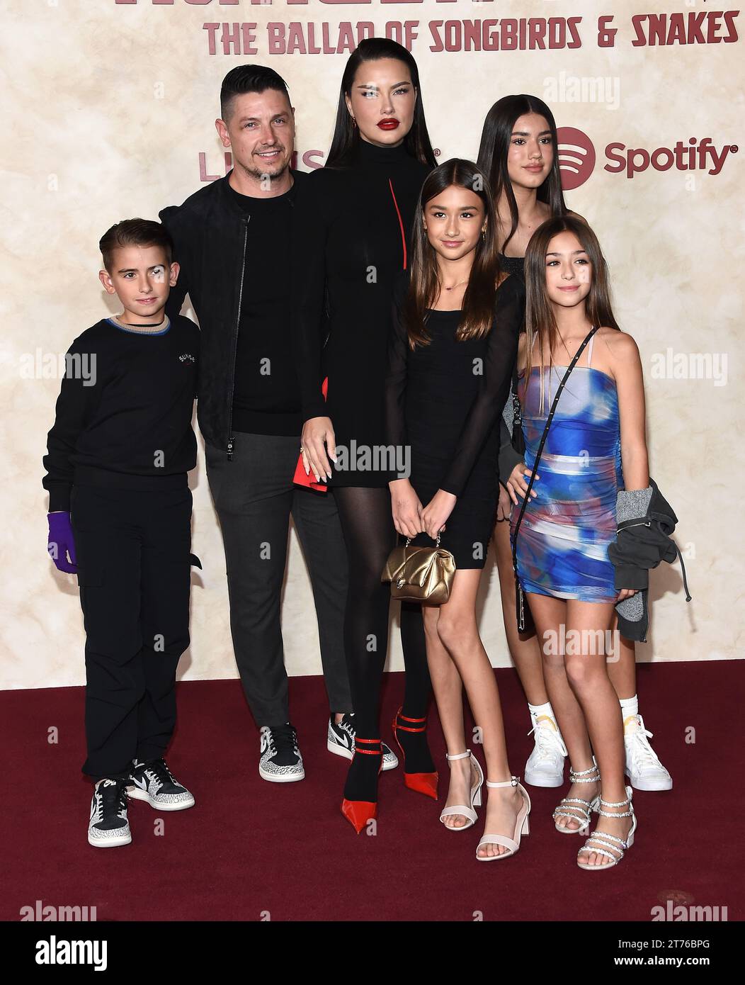 Hollywood, USA. 13 novembre 2023. Adriana Lima, Andre Lemmers, Valentina Jaric, Sienna Jaric, Cyan Lemmers arrivano alla premiere "The Hunger Games: The Ballad of Songbirds & Snakes" tenutasi al TCL Chinese Theatre il 13 novembre 2023 a Hollywood, California. © Lisa OConnor/AFF-USA.com credito: AFF/Alamy Live News Foto Stock