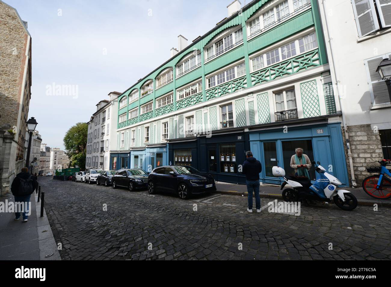 Camminando su Rue Lepic a Montmartre, Parigi, Francia. Foto Stock