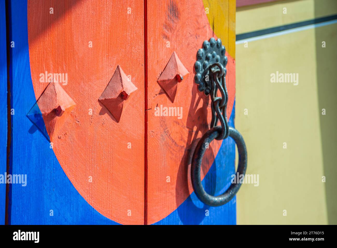 Primo piano sui dettagli di una porta principale tradizionale coreana con motivo Taegeuk Foto Stock