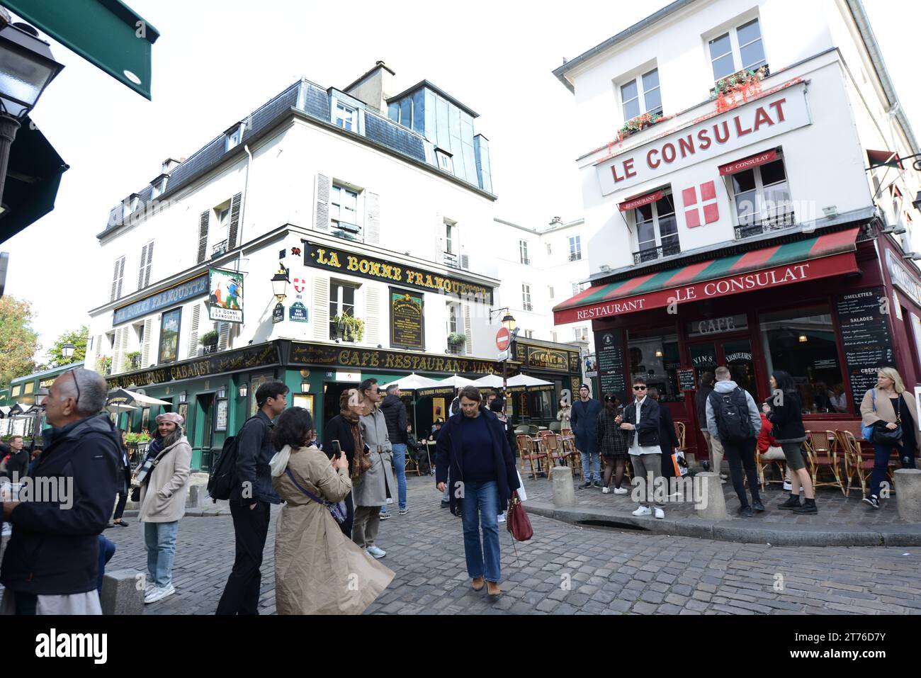 Le vivaci strade di Rue Saint-Rustique e Rue Norvins a Montmartre, Parigi, Francia. Foto Stock
