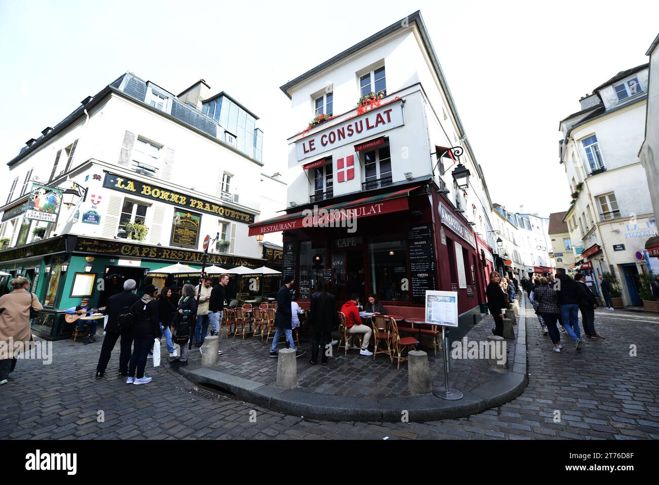 Le vivaci strade di Rue Saint-Rustique e Rue Norvins a Montmartre, Parigi, Francia. Foto Stock