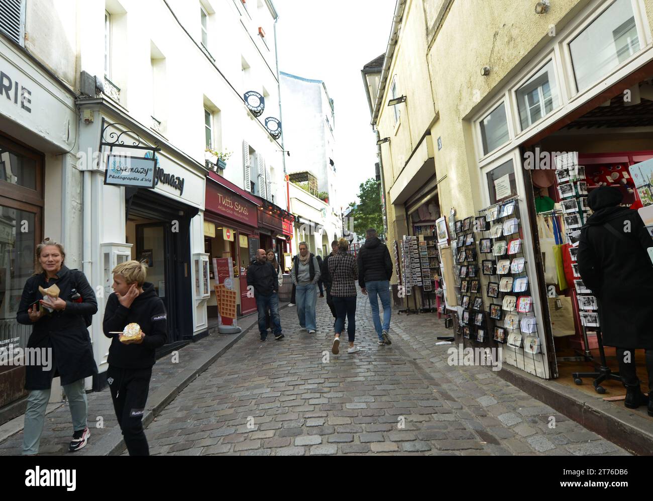 Negozi di souvenir e caffè in Rue Norvins a Montmartre, Parigi, Francia. Foto Stock