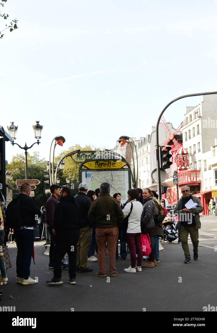 Tourist on Boulevard de Clichy a Parigi, Francia. Foto Stock