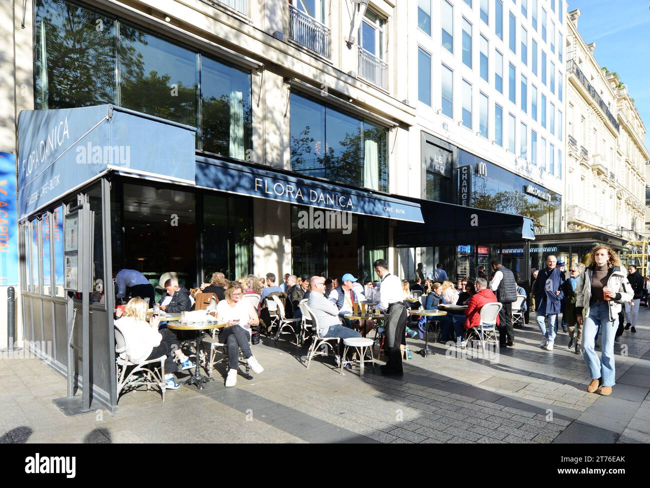 Il vivace caffè Flora Danica in Avenue des Champs-Élysées nell'8° arrondissement di Parigi, Francia. Foto Stock