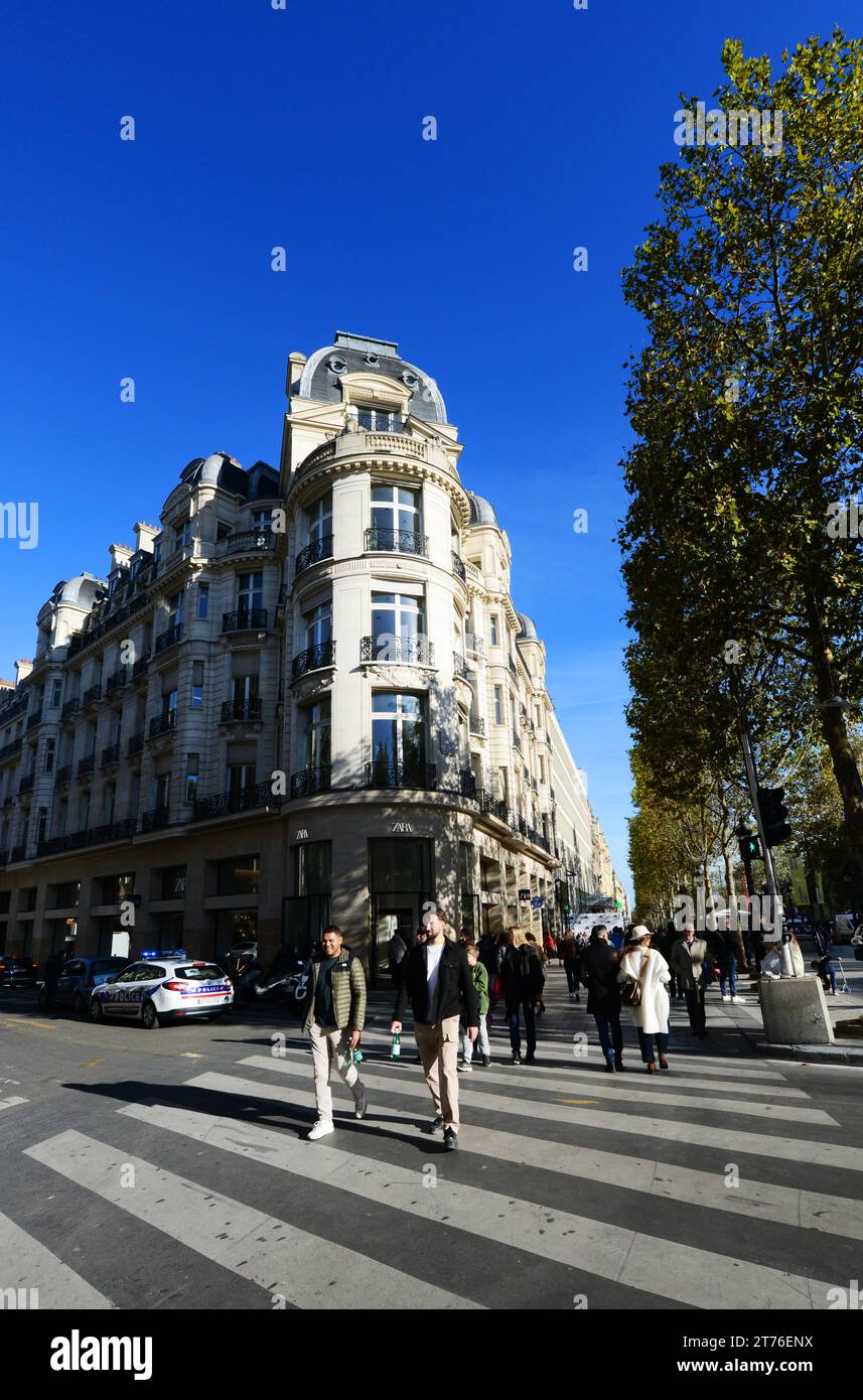Camminando sugli iconici Champs-Élysées nell'ottavo arrondissement di Parigi, in Francia. Foto Stock