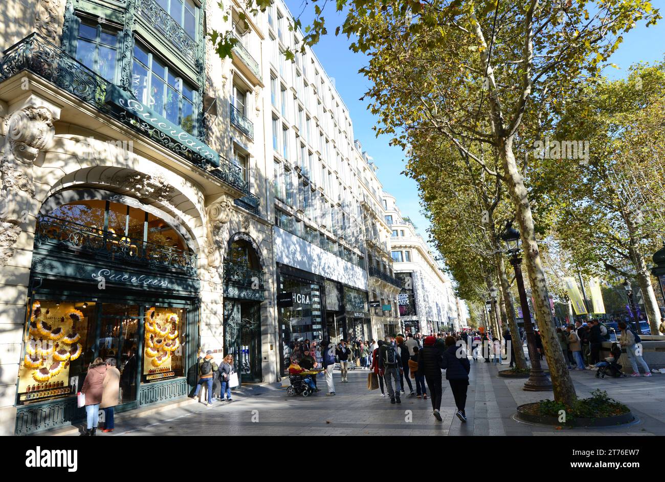 Camminando sugli iconici Champs-Élysées nell'ottavo arrondissement di Parigi, in Francia. Foto Stock