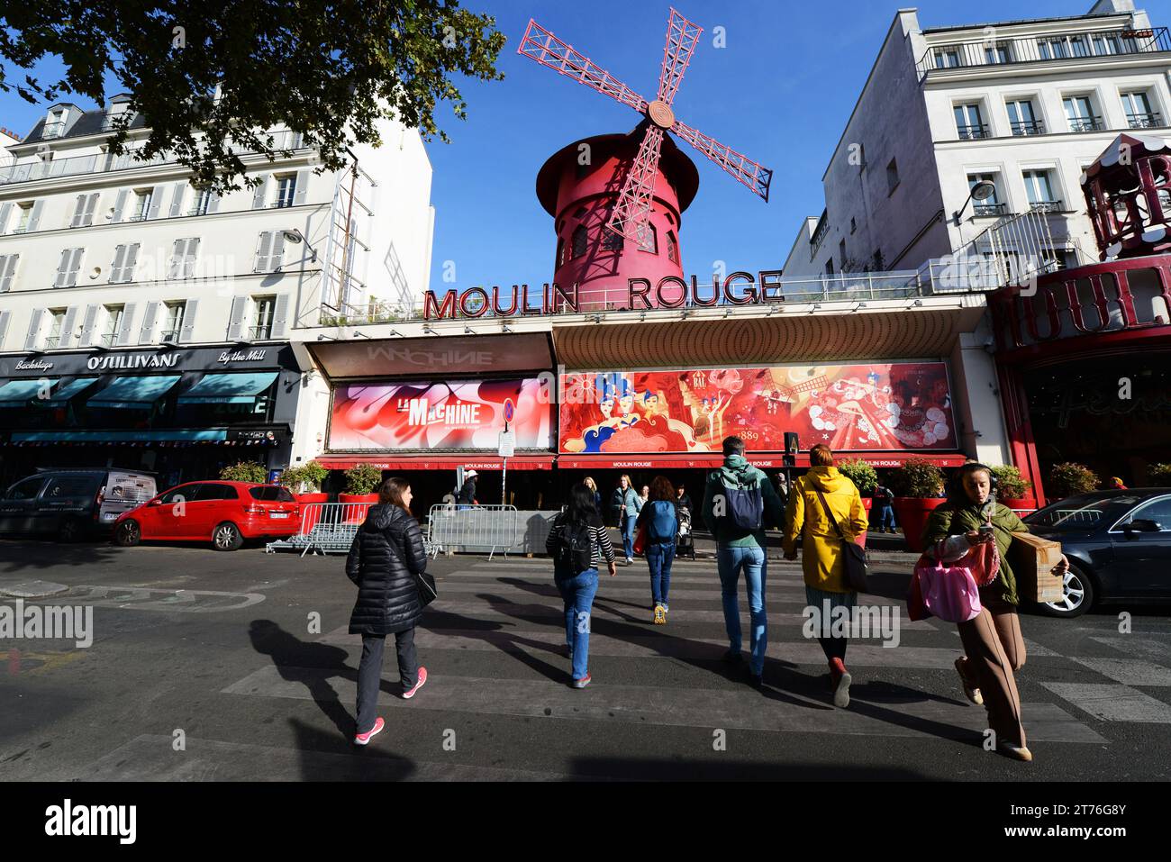 Il club Moulin Rouge sul Boulevard de Clichy a Parigi, Francia. Foto Stock
