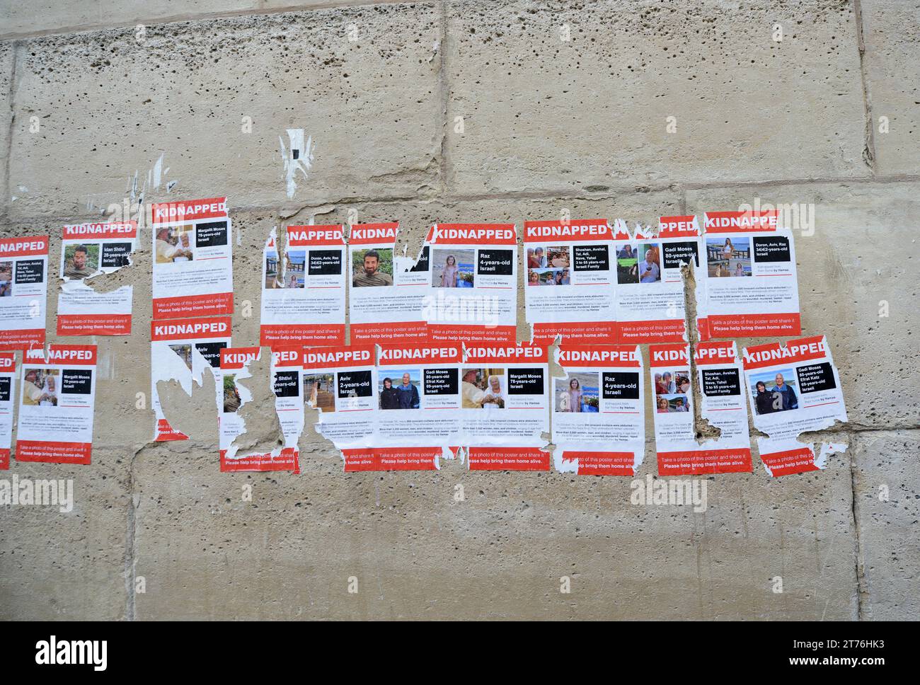 Gli ostaggi israeliani hanno rapito dei segni sui muri degli edifici a Parigi, in Francia. Foto Stock