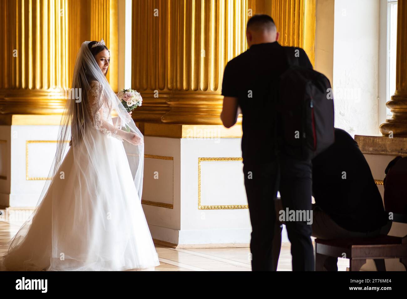 San Pietroburgo, Russia - 3 agosto 2023: Servizio fotografico di nozze all'interno del Palazzo d'Inverno di St Petersburg Foto Stock